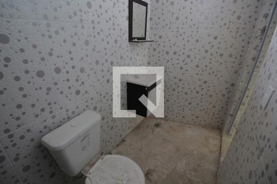 Banheiro de kitnet/studio para alugar com 1 quarto, 25m² em Taquara, Rio de Janeiro