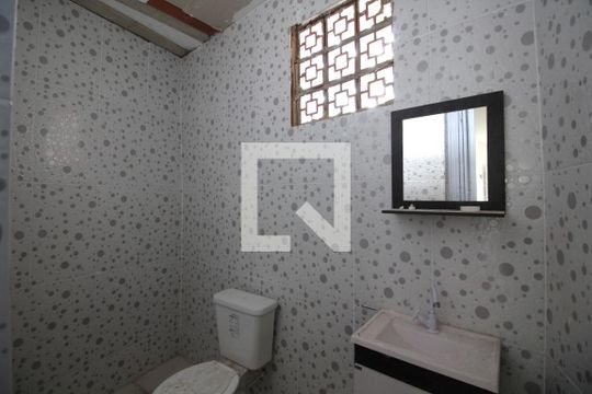 Banheiro de kitnet/studio para alugar com 1 quarto, 25m² em Taquara, Rio de Janeiro