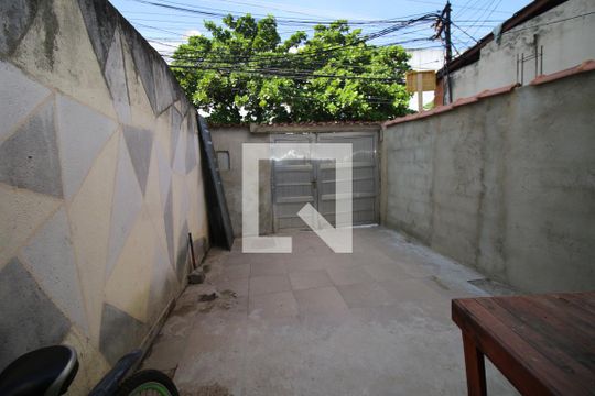 Garagem de casa à venda com 1 quarto, 102m² em Penha, Rio de Janeiro