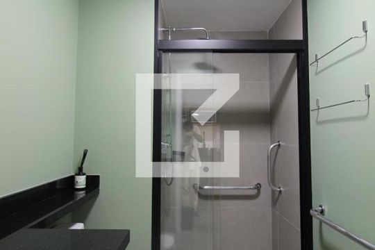 Banheiro de kitnet/studio para alugar com 1 quarto, 27m² em Indianópolis, São Paulo
