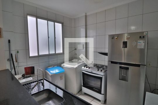 Cozinha de apartamento para alugar com 2 quartos, 55m² em Gávea, Uberlândia