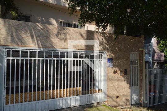 Fachada + Plaquinha de casa à venda com 3 quartos, 200m² em Vila Mariana, São Paulo