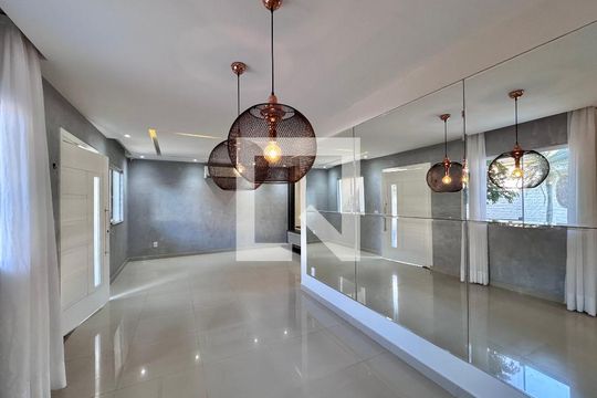 Sala de casa de condomínio para alugar com 3 quartos, 200m² em Vargem Grande, Rio de Janeiro