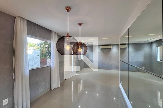 Sala de casa de condomínio para alugar com 3 quartos, 200m² em Vargem Grande, Rio de Janeiro