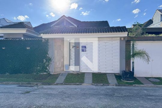 Fachada de casa de condomínio para alugar com 3 quartos, 200m² em Vargem Grande, Rio de Janeiro