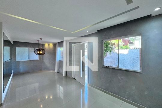 Sala de casa de condomínio para alugar com 3 quartos, 200m² em Vargem Grande, Rio de Janeiro