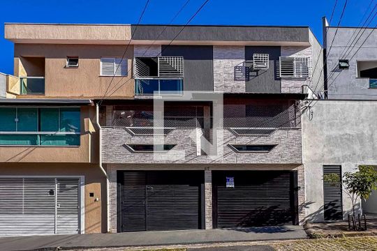 Fachada e placa de casa para alugar com 3 quartos, 268m² em Vila Linda, Santo André