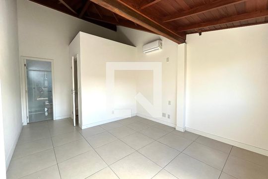 Suíte 2 de casa para alugar com 4 quartos, 130m² em Lagoa da Conceição, Florianópolis