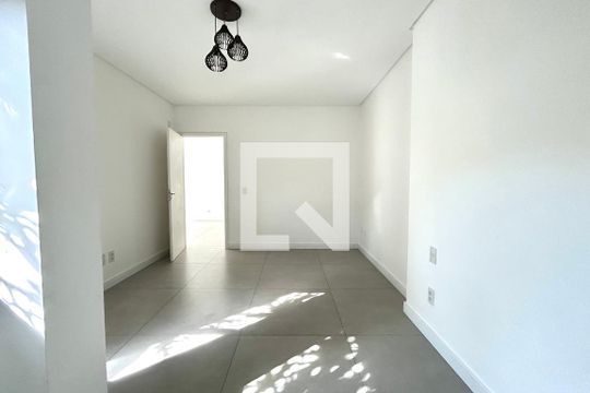 Suíte 1 de casa para alugar com 4 quartos, 130m² em Lagoa da Conceição, Florianópolis