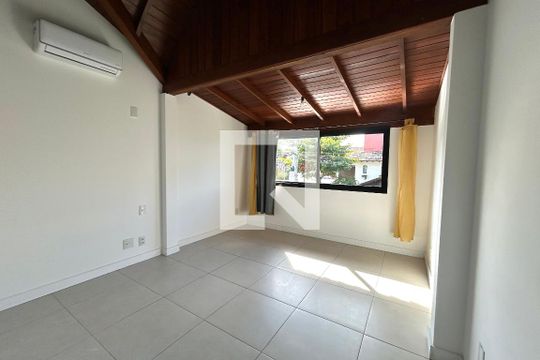 Suíte 2 de casa para alugar com 4 quartos, 130m² em Lagoa da Conceição, Florianópolis