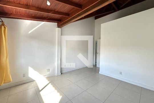 Suíte 2 de casa para alugar com 4 quartos, 130m² em Lagoa da Conceição, Florianópolis