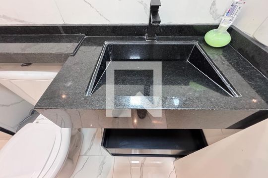 Banheiro Social de apartamento para alugar com 2 quartos, 46m² em Camorim, Rio de Janeiro