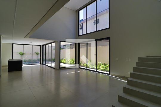 Sala de casa de condomínio para alugar com 6 quartos, 370m² em Jardim Sul, Uberlândia