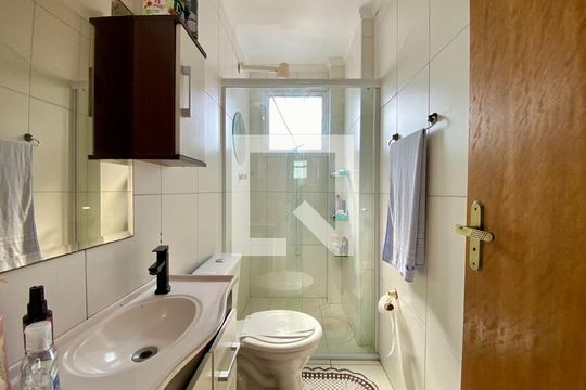 Banheiro de apartamento para alugar com 1 quarto, 48m² em Maracanã, Praia Grande