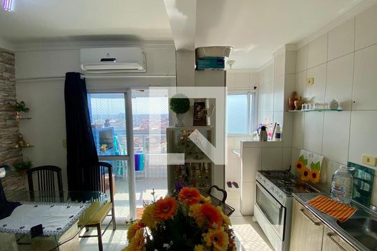 Sala de apartamento para alugar com 1 quarto, 48m² em Maracanã, Praia Grande