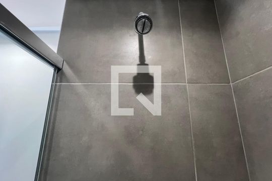 Banheiro de kitnet/studio para alugar com 1 quarto, 37m² em Pinheiros, São Paulo
