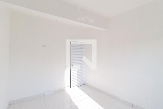 Quarto de casa para alugar com 1 quarto, 40m² em Vila Santo Antônio, Carapicuíba