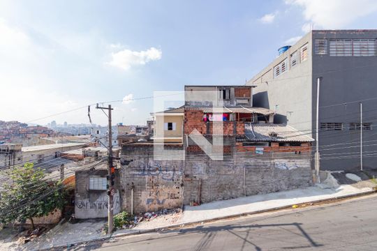 Vista de casa para alugar com 1 quarto, 60m² em  Vila Santo Antônio, Carapicuíba