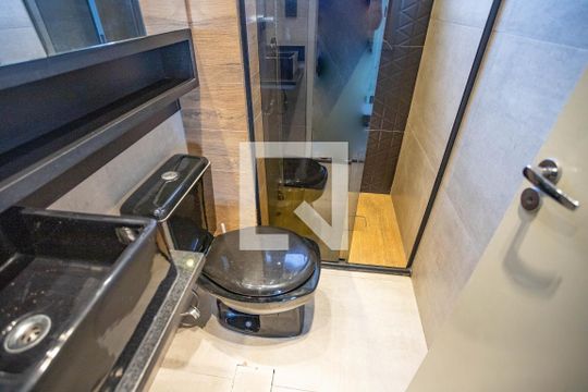 Banheiro de apartamento à venda com 2 quartos, 52m² em Piraporinha, Diadema