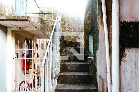 escada de casa para alugar com 1 quarto, 50m² em Parque Sao Rafael, São Paulo