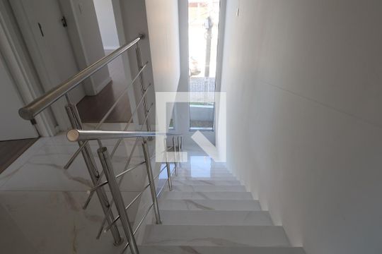 Escada de casa à venda com 3 quartos, 132m² em Nossa Senhora das Gracas, Canoas