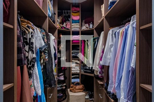 Closet Suíte 3 de casa de condomínio à venda com 3 quartos, 230m² em Jardim Londrina, São Paulo