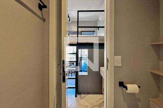 Banheiro de kitnet/studio para alugar com 1 quarto, 24m² em Itaim Bibi, São Paulo