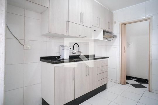 Cozinha de apartamento à venda com 2 quartos, 55m² em Vila Marieta, São Paulo