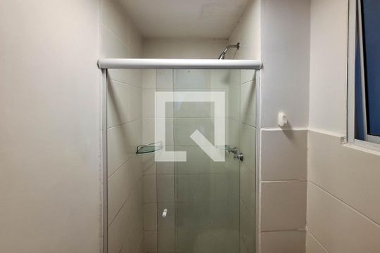 Banheiro de apartamento para alugar com 2 quartos, 48m² em Tribobó, São Gonçalo