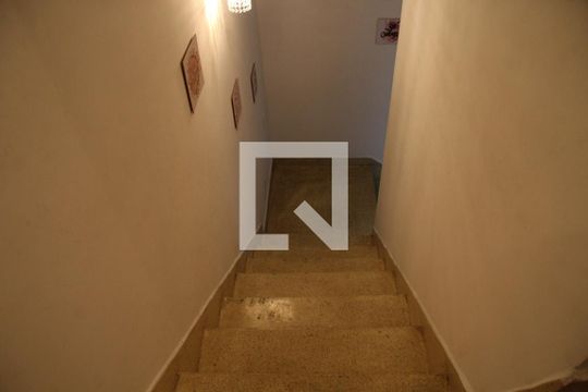 Escada da acesso a Sala de casa à venda com 4 quartos, 276m² em Jardim Vera, Guarulhos