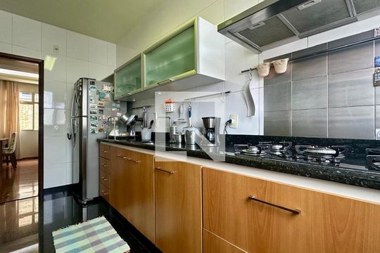 Cozinha de apartamento à venda com 4 quartos, 130m² em Santo Antônio, Belo Horizonte
