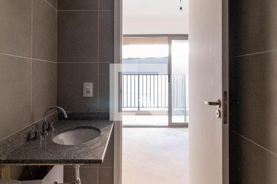 Banheiro de kitnet/studio para alugar com 1 quarto, 33m² em Barra Funda, São Paulo