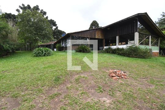 Área externa de casa para alugar com 4 quartos, 900m² em Guatupê, São José dos Pinhais