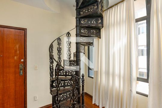 Escada de apartamento à venda com 3 quartos, 250m² em Santa Lúcia, Belo Horizonte