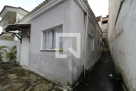 Lateral da casa de casa de condomínio à venda com 1 quarto, 62m² em Jacarepaguá, Rio de Janeiro
