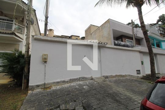 Fachada de casa de condomínio à venda com 1 quarto, 62m² em Jacarepaguá, Rio de Janeiro