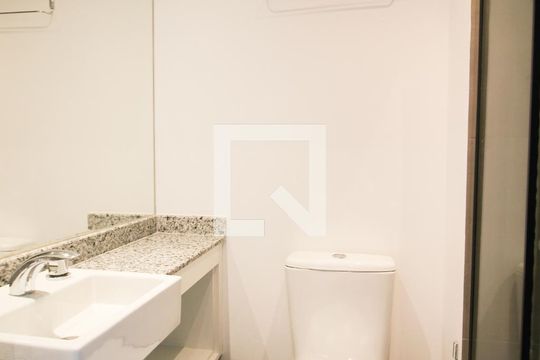 Banheiro de kitnet/studio para alugar com 1 quarto, 27m² em Moema, São Paulo