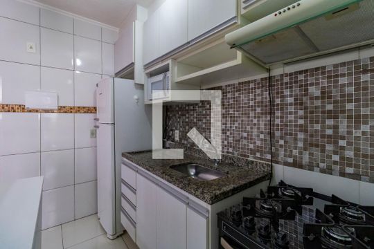 Cozinha de apartamento para alugar com 2 quartos, 43m² em Vila Pirajussara, São Paulo
