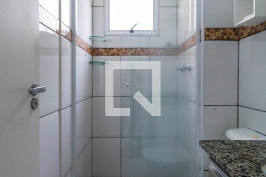 Banheiro de apartamento para alugar com 2 quartos, 43m² em Vila Pirajussara, São Paulo
