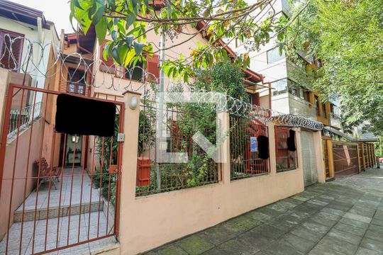 Fachada de casa à venda com 5 quartos, 380m² em Petrópolis, Porto Alegre