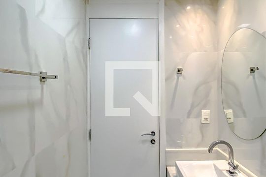 Banheiro de apartamento à venda com 2 quartos, 45m² em Jardim Sabara, São Paulo