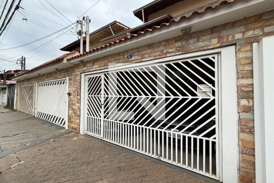 Fachada de casa à venda com 3 quartos, 126m² em Parque Renato Maia, Guarulhos