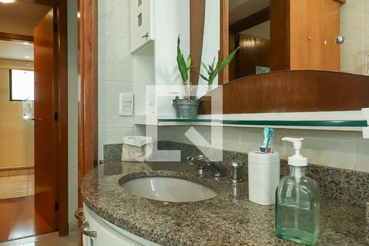 Banheiro de apartamento à venda com 2 quartos, 121m² em Petrópolis, Porto Alegre