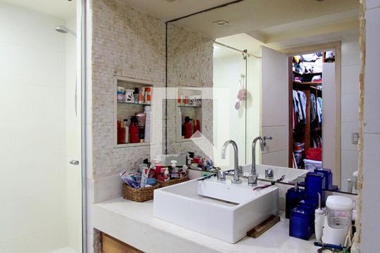 Banheiro Suíte de apartamento à venda com 5 quartos, 212m² em Barra da Tijuca, Rio de Janeiro