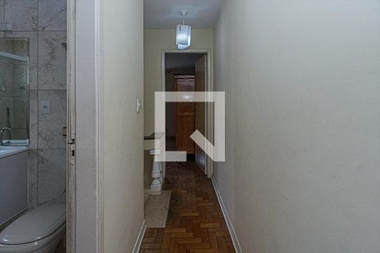 corredor para os cômodos_2 de casa à venda com 4 quartos, 114m² em Parque Fongaro, São Paulo