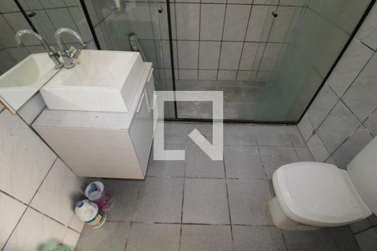 Banheiro de casa de condomínio para alugar com 1 quarto, 45m² em Santana, São Paulo