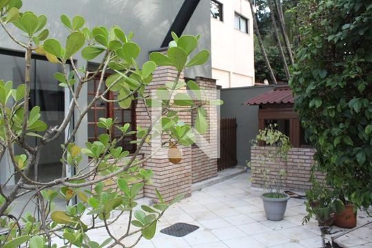 Quintal de casa de condomínio para alugar com 3 quartos, 350m² em Chácara Pavoeiro, Cotia