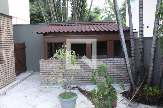 Quintal de casa de condomínio para alugar com 3 quartos, 350m² em Chácara Pavoeiro, Cotia