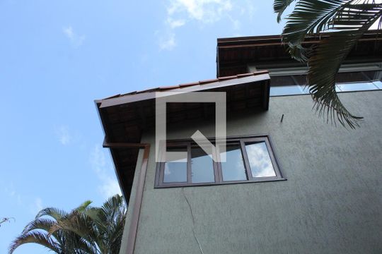 Quintal de casa de condomínio para alugar com 3 quartos, 350m² em Chácara Pavoeiro, Cotia