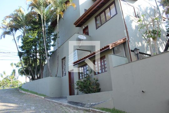 fach de casa de condomínio para alugar com 3 quartos, 350m² em Chácara Pavoeiro, Cotia